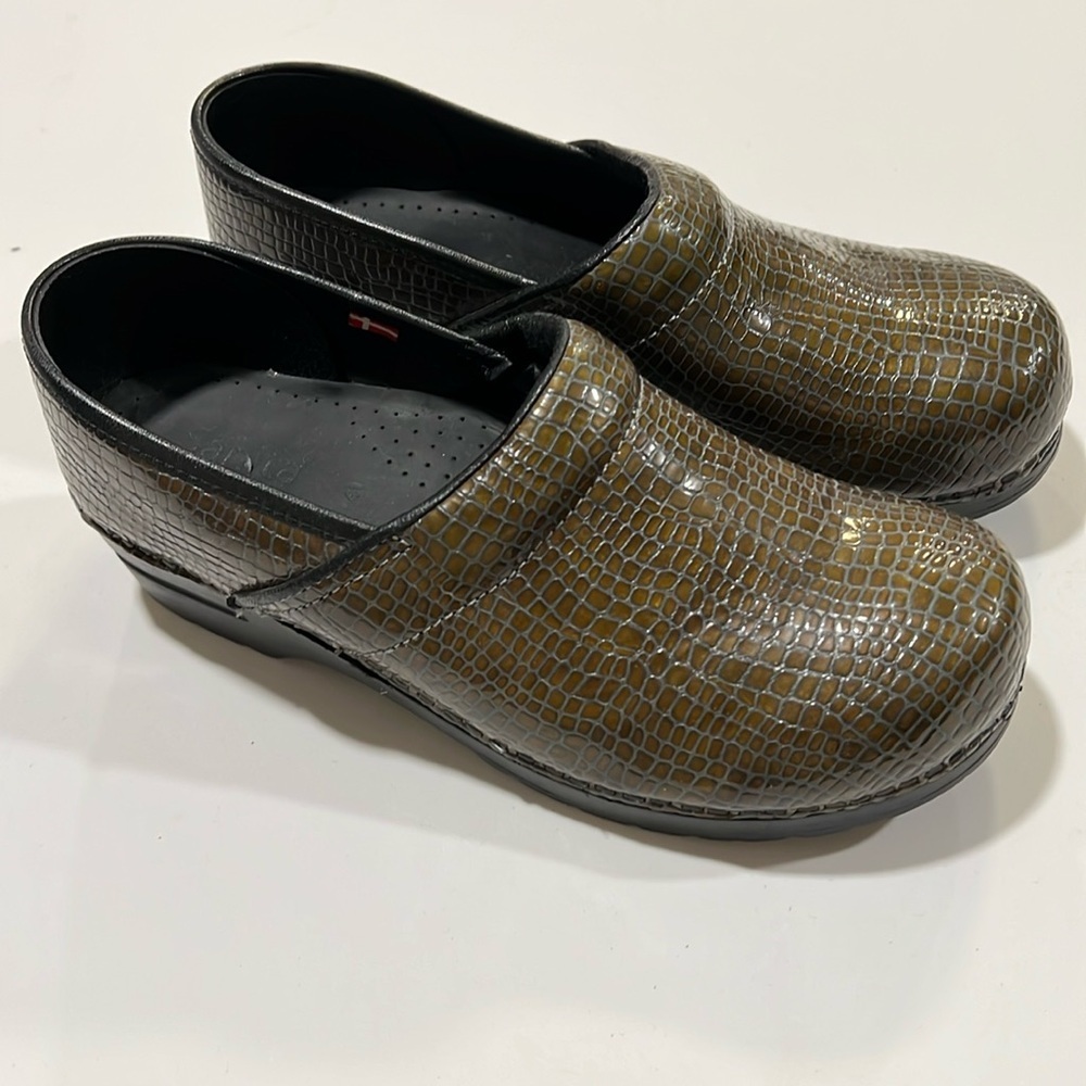 Sanita -‎ faux green animal print, clogs, 41/10